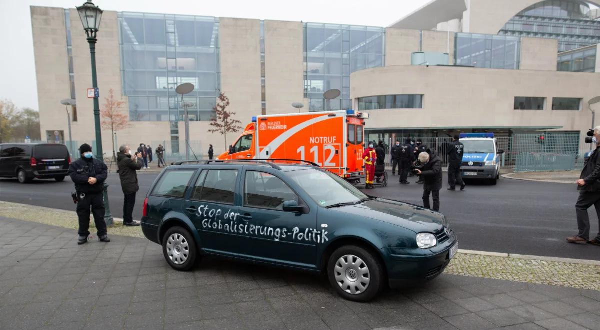 Samochód pokryty antyglobalistycznymi hasłami wjechał w bramę urzędu kanclerz Merkel