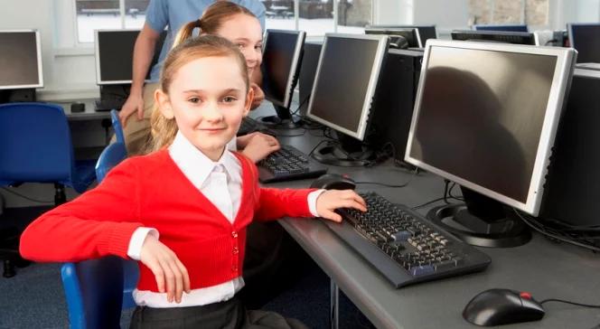 Bezpłatny, szerokopasmowy Internet od 2018 r. w polskich szkołach