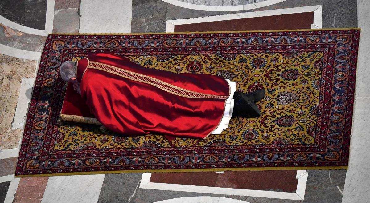 Wielki Piątek. Papież Franciszek przewodniczył nabożeństwu Męki Pańskiej