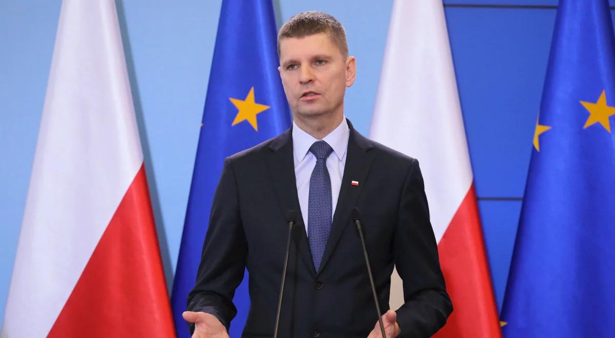 Piontkowski: zachęcamy nauczycieli do prowadzenia zdalnych lekcji. Przekażemy materiały