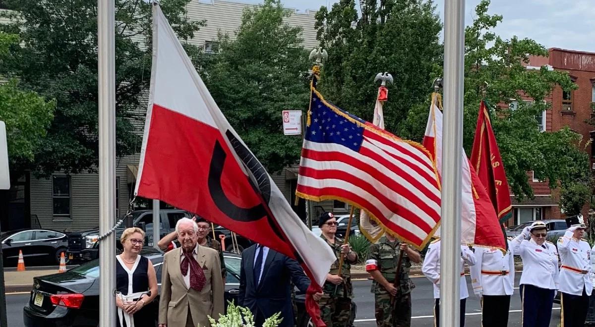 77. rocznica Powstania Warszawskiego. Biało-czerwona flaga z kotwicą zawisła w Nowym Jorku