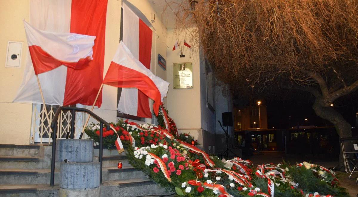 Warszawa: przed Willą "Jasny Dom" uczczono ofiary represji komunistycznych