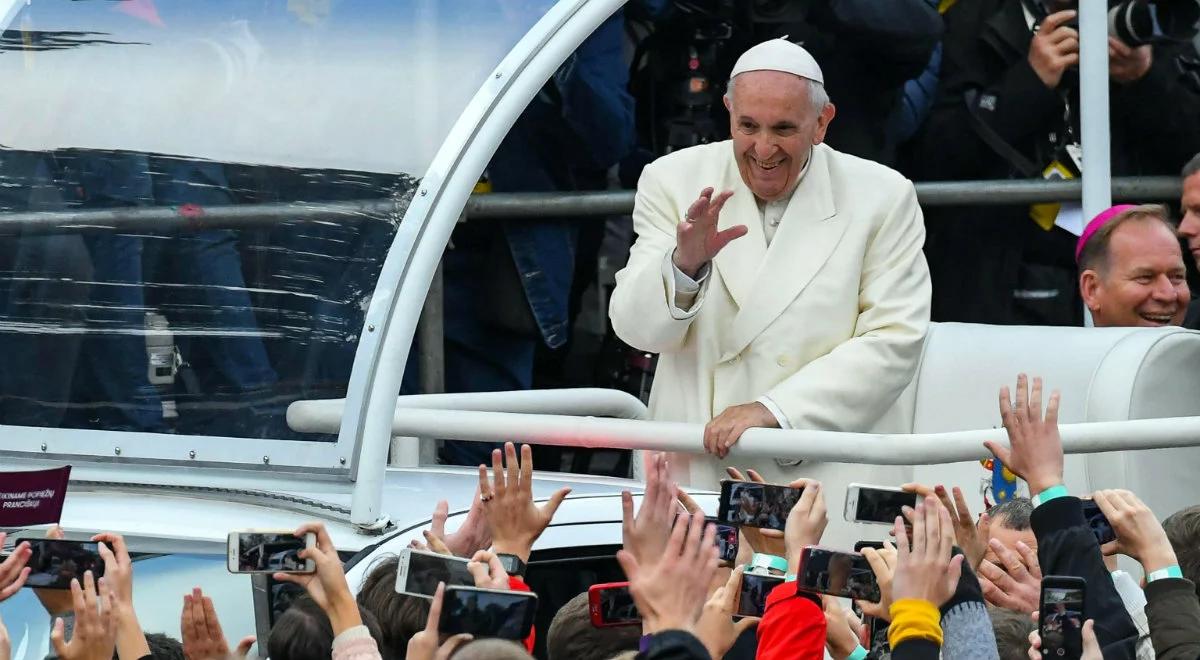 Papież przy Ostrej Bramie: zbudowaliśmy nazbyt wiele twierdz