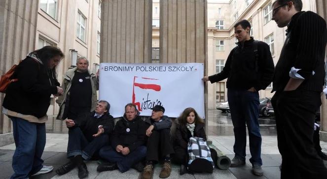 Najpierw głodowali, teraz okupują siedzibę MEN