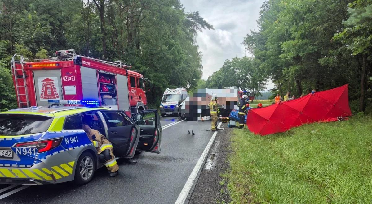 Stołczno. Zderzenie osobówki z busem. Nie żyje 17-latka, pięć osób rannych