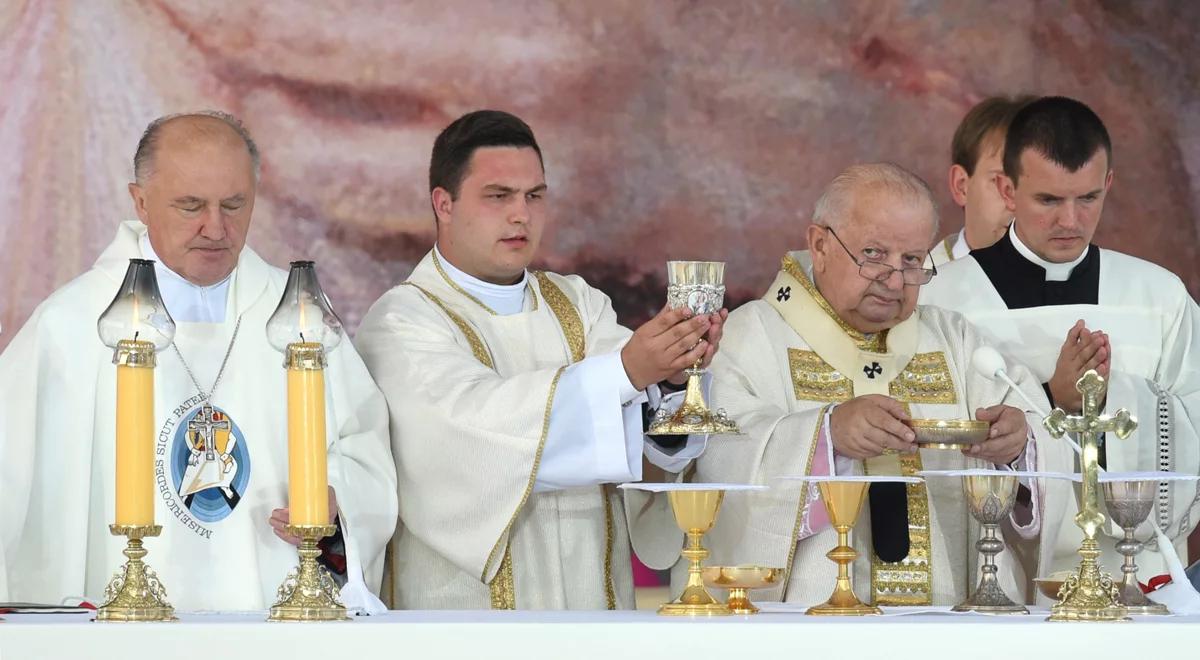 Kard. Dziwisz apeluje o modlitwę za ofiary zamachów