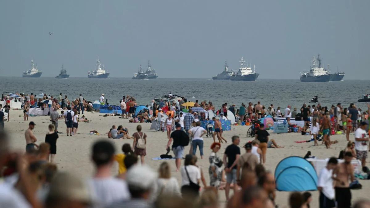 Parada morska na Helu. Niezwykły widok z plaży, czegoś takiego jeszcze nie było