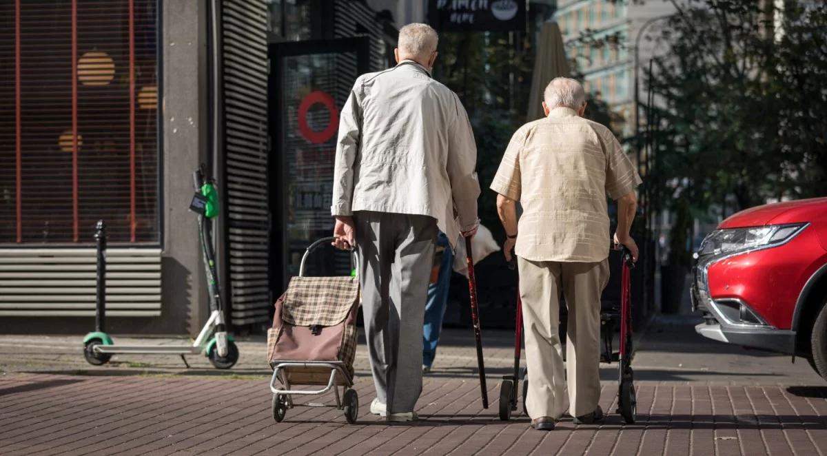 "Nie wychodźcie z domu, gdy nie jest to konieczne". Minister apeluje do seniorów i zapewnia o pomocy