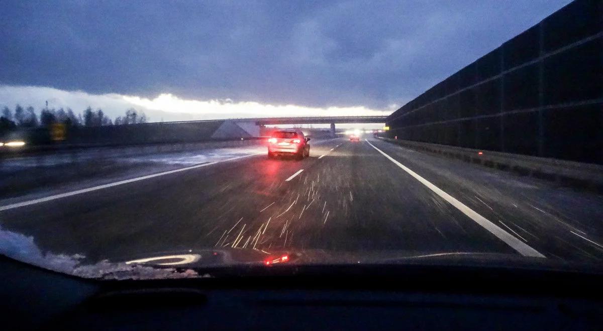 Nad ranem na drogach może być niebezpiecznie. GDDKiA ostrzega przed śliską nawierzchnią
