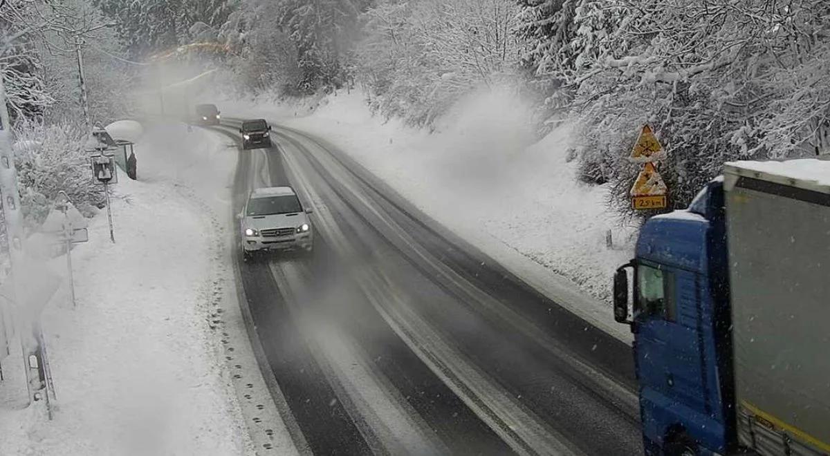 Opady śniegu, mgła i śliskie drogi. Utrudnienia w kilku województwach