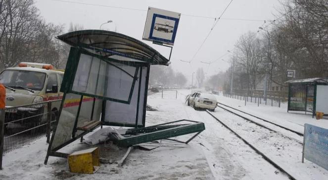 Wypadek w Łodzi: samochód wjechał w przystanek