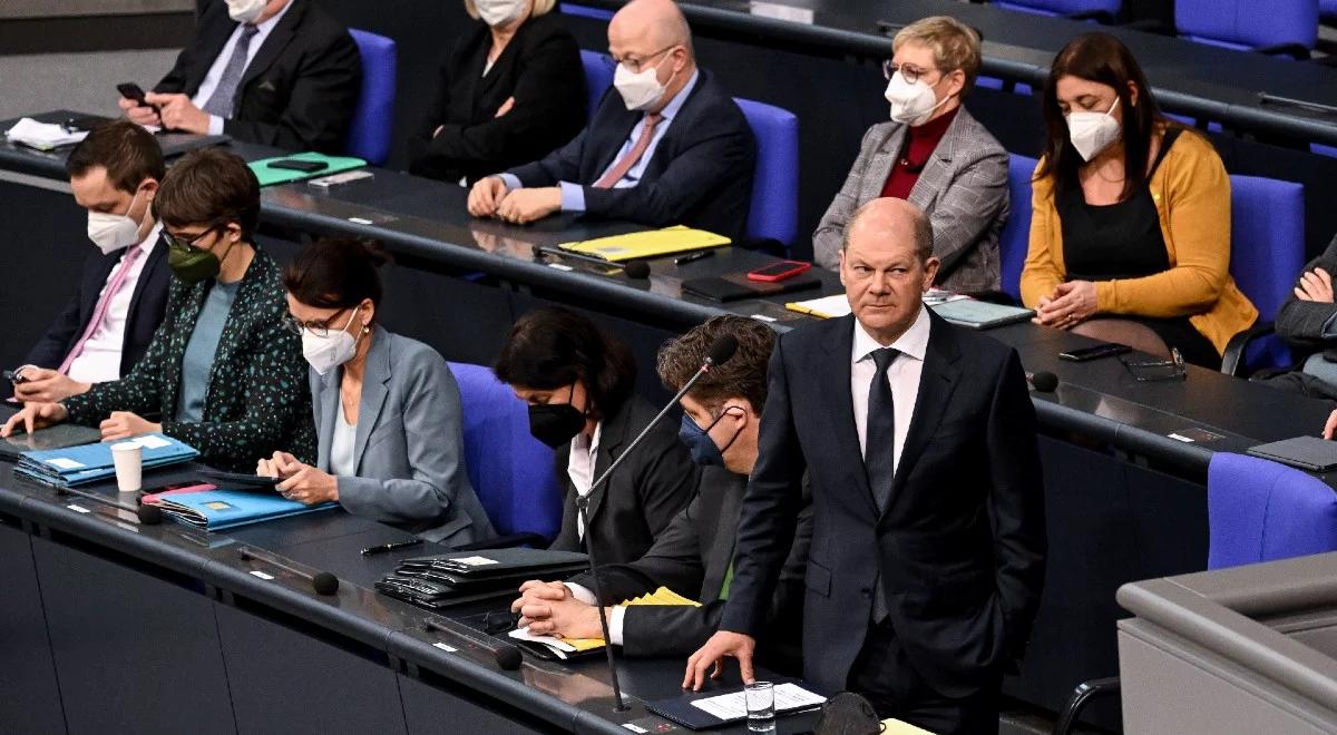 Scholz zgodzi się na dostawy broni dla Ukrainy? Presja na kanclerza rośnie, także w koalicji