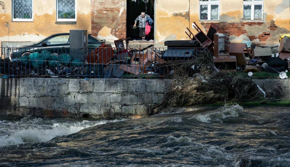 Burmistrzowie dwóch zalanych miast odsunięci od zarządzania