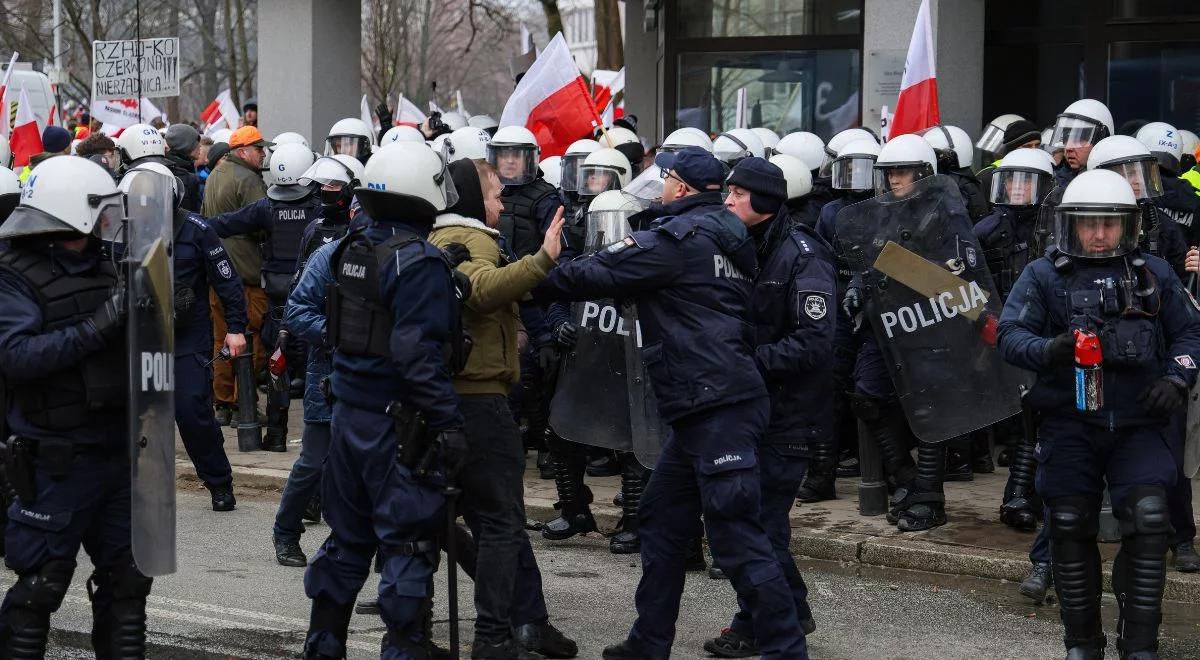 Gaz łzawiący, wyrwana kostka brukowa i starcia z policją. Zamieszki na proteście rolników