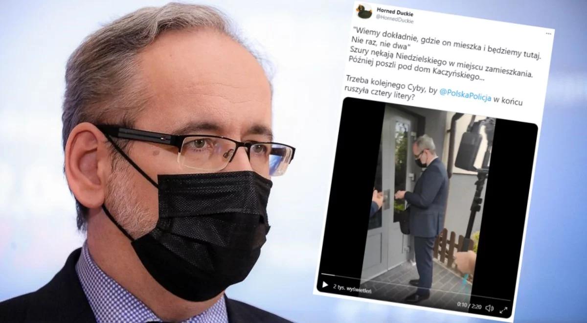 "Dorwaliśmy ministra". Kilkanaście osób weszło do bloku, w którym mieszka Adam Niedzielski