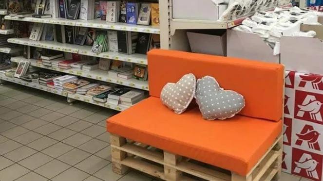 Market postawił kanapę dla zaczytanej staruszki. Prawda okazała się okrutna