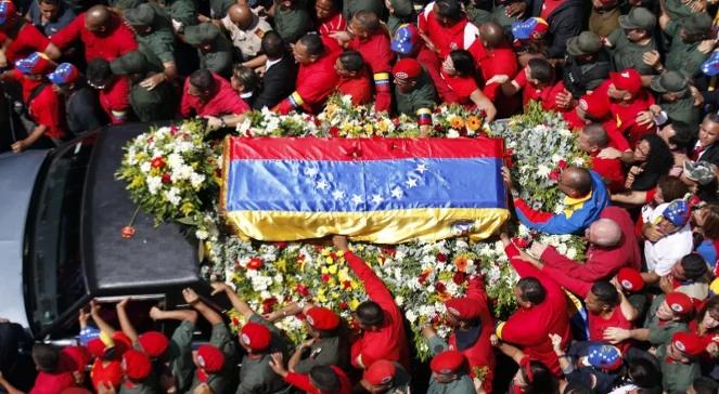 Trumna ze zwłokami Hugo Chaveza na ulicach Caracas