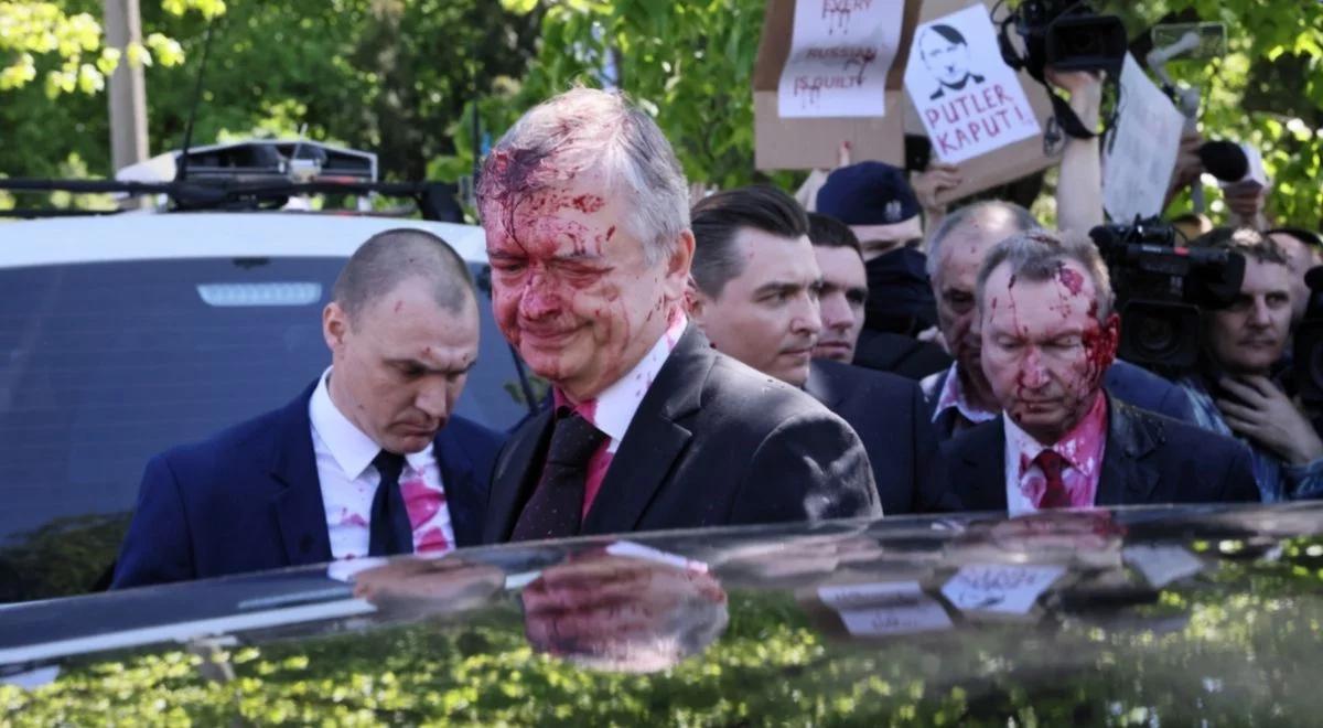 "Znamiona prowokacji". Premier o oblaniu ambasadora Rosji czerwoną substancją
