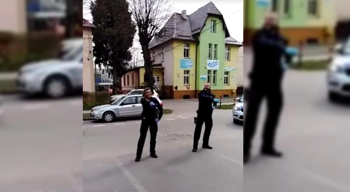 Pomorscy policjanci zatańczyli dla dzieci. Film cieszy i wzrusza