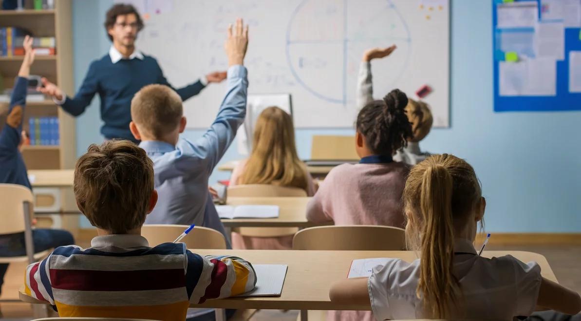 Wsparcie na dziecko uczące się w szkole. Z ZUS płyną pieniądze na konta rodziców