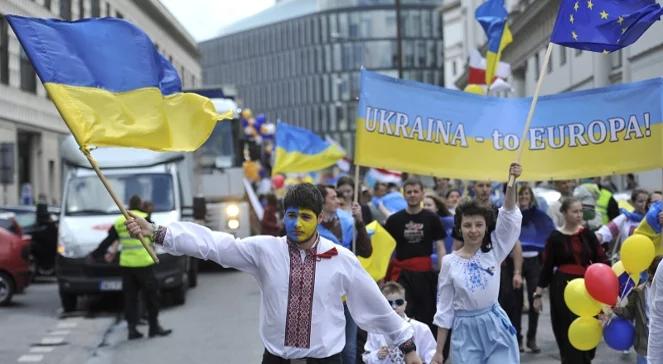 Ulicami Warszawy przeszła Parada Schumana. Mnóstwo ukraińskich flag