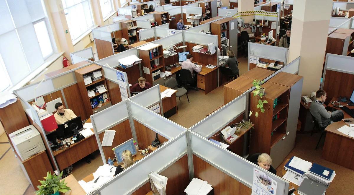 "Między kropkami" o problemach współczesnego rynku pracy