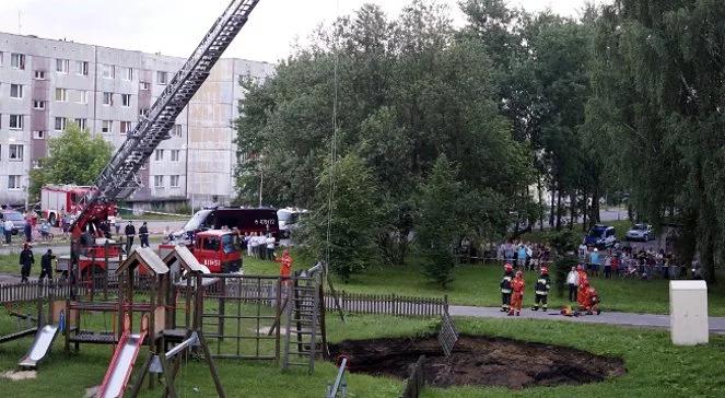 Sosnowiec: akcja zasypywania zapadliska na placu zabaw