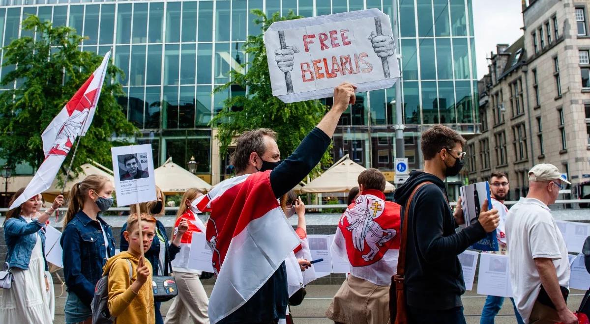 Represje wobec niezależnych mediów na Białorusi. Kolejni dziennikarze opuszczają kraj