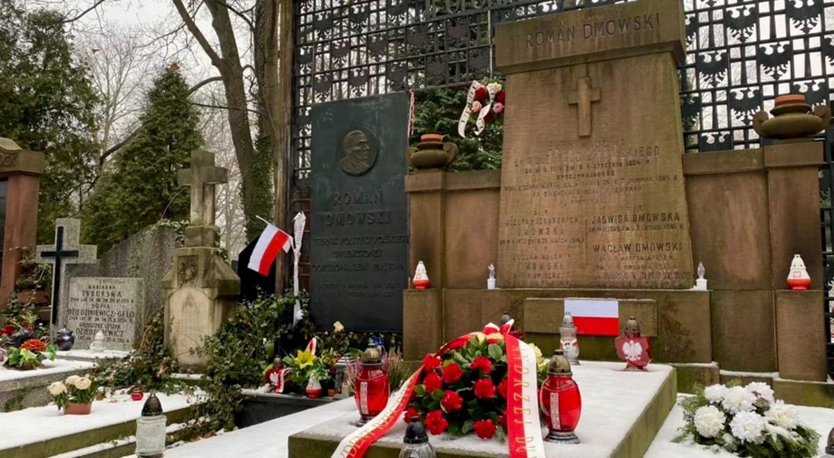 "Jeden z Ojców Niepodległości". Kwiaty z szarfą od Prezydenta RP na grobie Dmowskiego