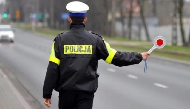 Młodzi ludzie szturmują komendy w całym kraju