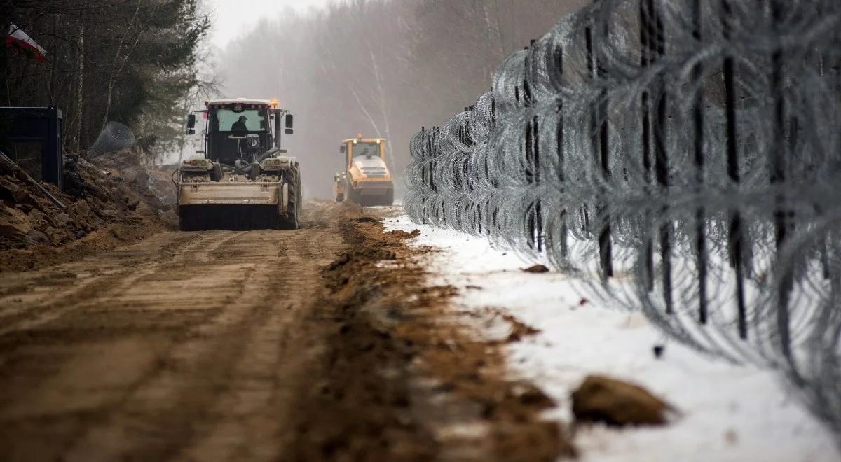 Trwają prace przy zaporze na granicy z Białorusią. Wkrótce staną pierwsze słupy