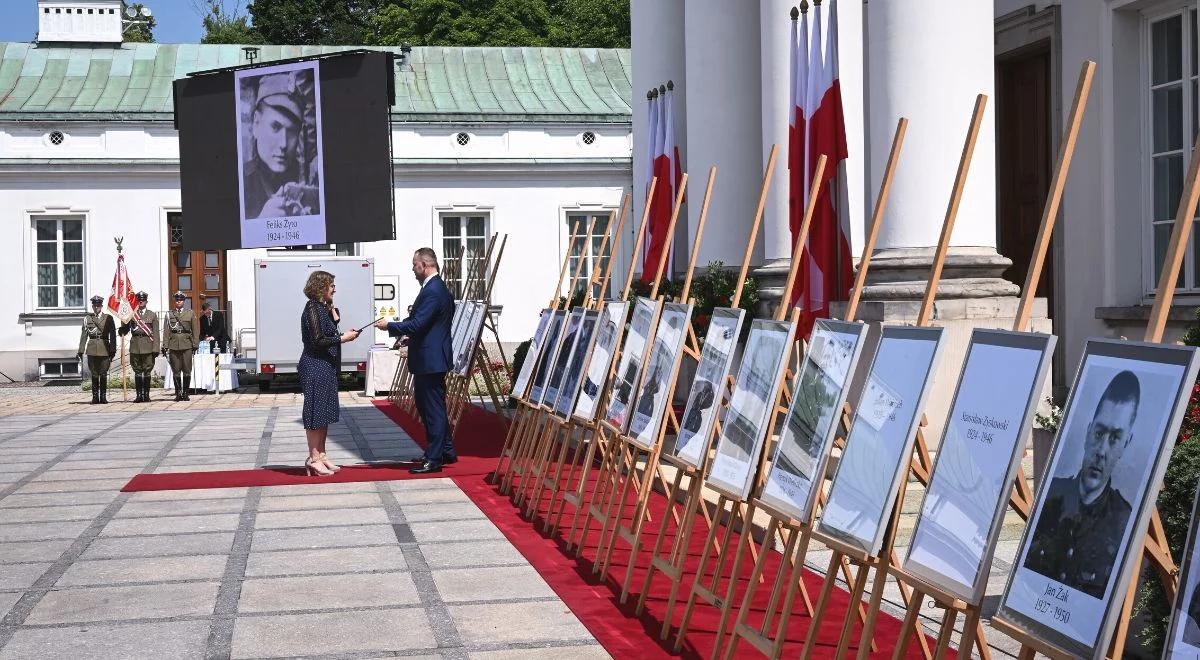 "Ojciec w końcu został wydobyty z tych dołów". Rodziny ofiar totalitaryzmów odebrały noty identyfikacyjne