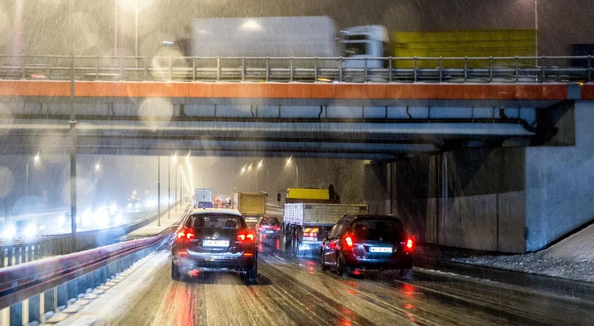 Uwaga kierowcy! Śnieg, deszcz i błoto utrudniają jazdę. GDDKiA apeluje o ostrożność