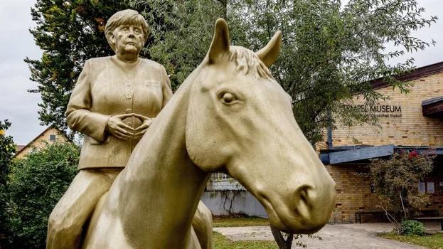 Pomnik Angeli Merkel legł w gruzach. Dosłownie