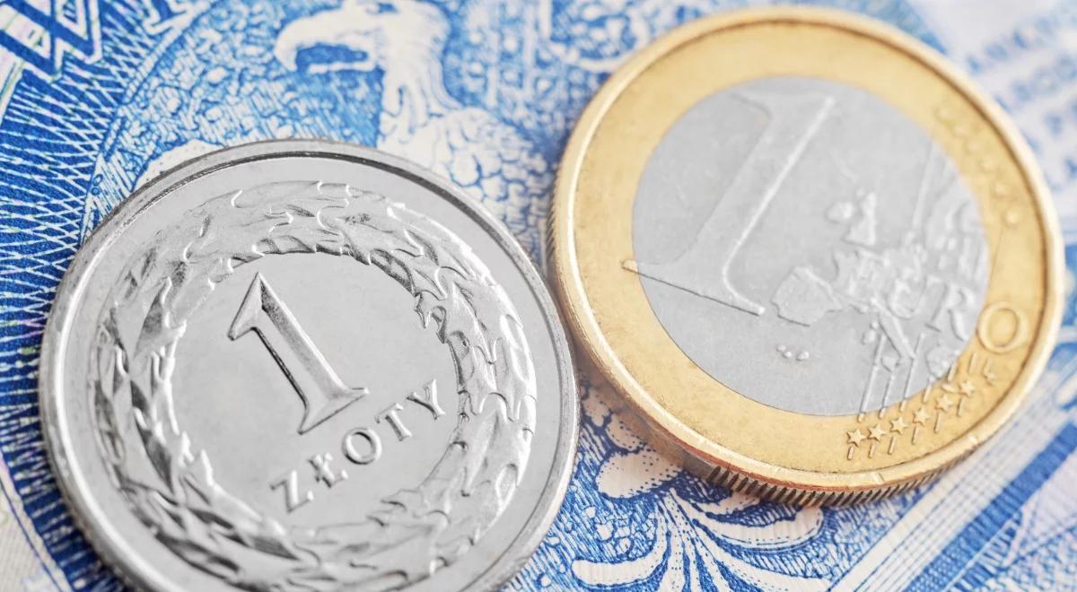 Giełda zaczyna tydzień od spadków. Złoty słaby, silne euro i frank