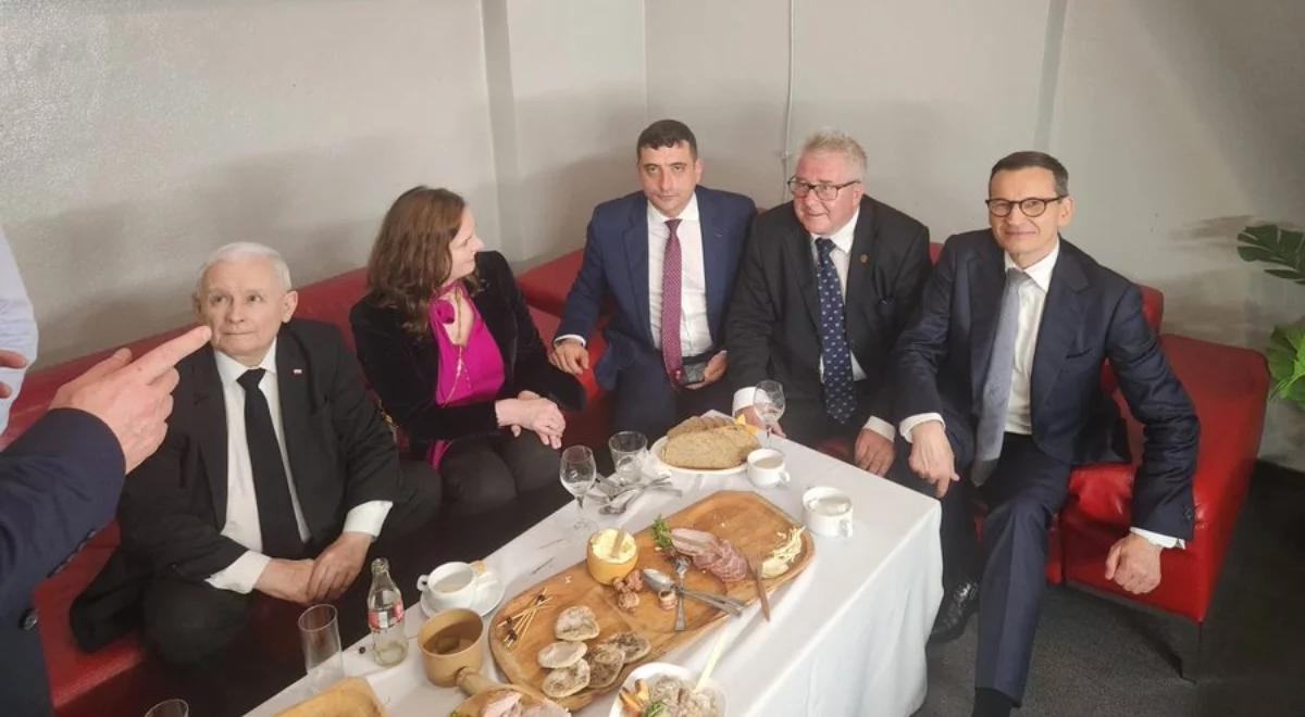 Tak w sztabie PiS czekano na wynik wyborów. Na stole chleb i smalec