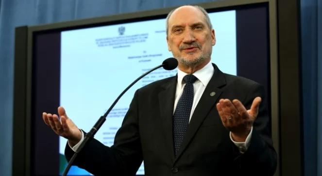 Lasek chce konferencji o Smoleńsku. Macierewicz organizuje własną w tajemnicy