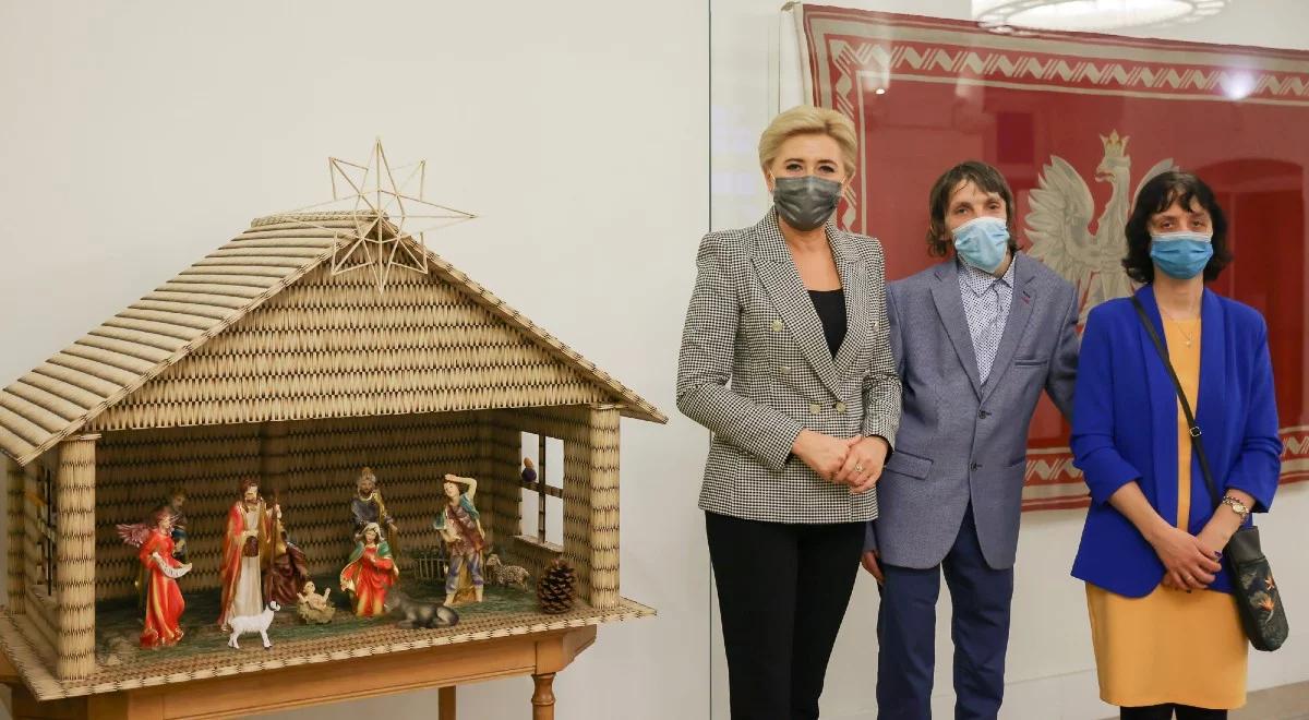 Szopka z zapałek stanęła w Pałacu Prezydenckim. Jej autorem jest niepełnosprawny artysta