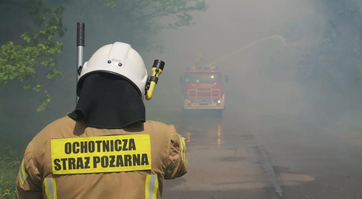 Pożar za pożarem w lasach. Spłonął wóz, pomagają policyjne śmigłowce