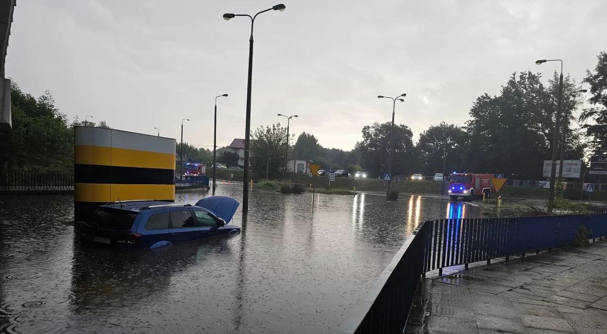 Burze nad Polską. Pionki zalane, samochody utknęły na ulicach