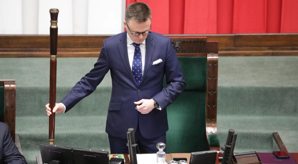 Sejm obraduje w niepełnym składzie. Hołownia: to nic nowego w polskiej demokracji