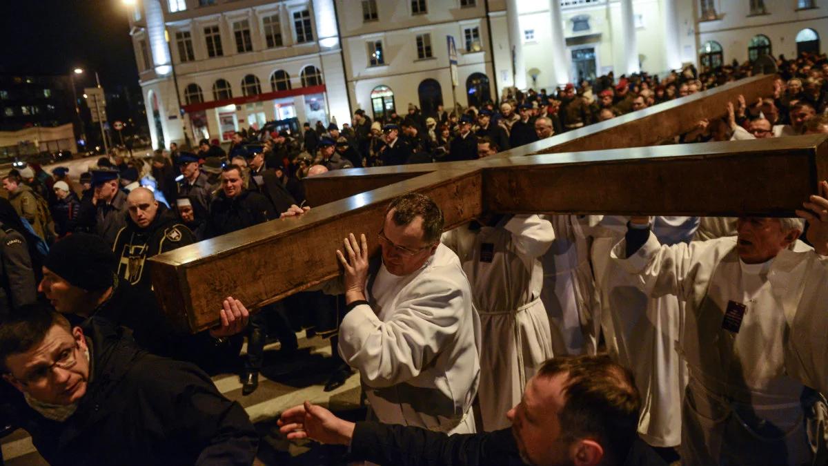Warszawa: największa w Polsce droga krzyżowa. "Wiara i jedność"