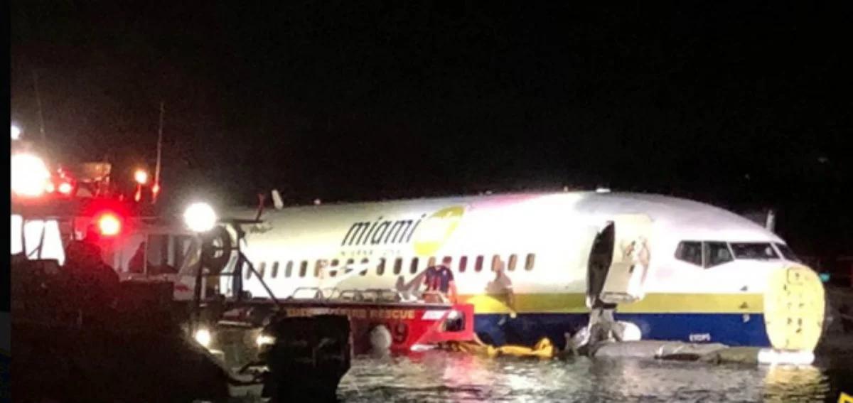 Boeing 737 po lądowaniu wpadł do rzeki. 143 osoby na pokładzie