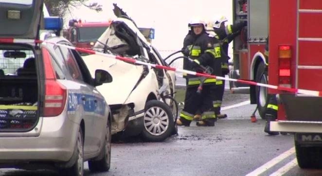 Śmiertelny wypadek na Dolnym Śląsku. Samochód zderzył się z busem