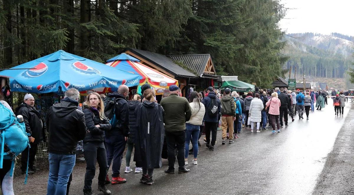 Tysiące turystów pod Tatrami. Doszło do drobnych incydentów