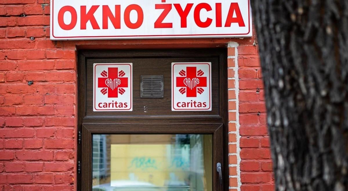 Sześciolatka zostawiona w oknie życia. Policja zatrzymała ojca, był poszukiwany