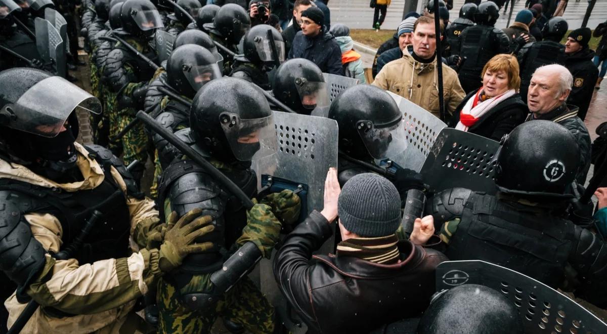 Białorusini chcą niepodległego kraju, ale wolą Moskwę od Brukseli