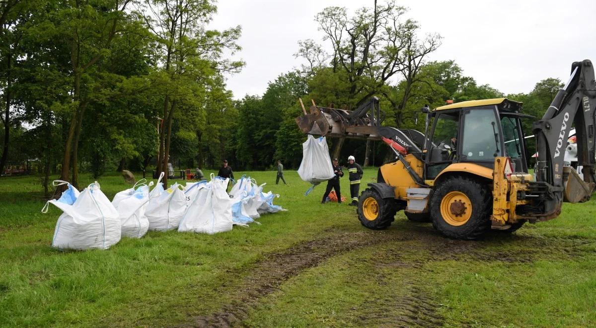 Podkarpacie: strażacy nadal uszczelniają groble w Izbiskach koło Mielca