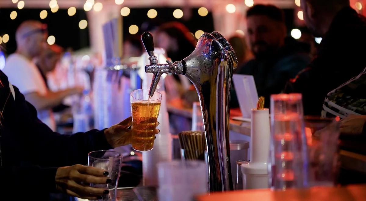 Polacy i alkohol. Lekarz: niektórzy mają szacunek u kolegów za "mocną głowę"