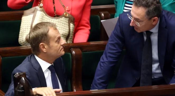 Gorący dzień w Sejmie. Minister Sienkiewicz zostaje [NA ŻYWO]